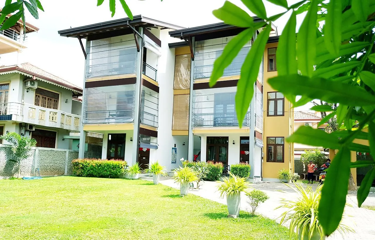 Sea Breeze Deluxe Inn Негомбо